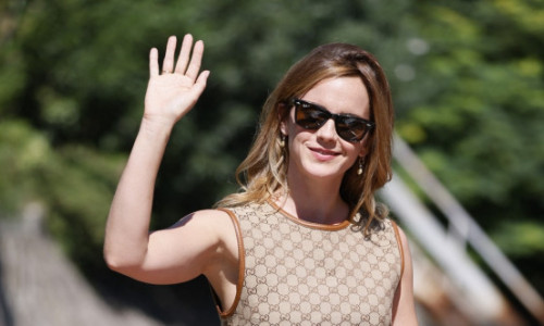 Hermione, la Veneția. Emma Watson, imaginea eleganței într-o rochie mini, în Italia. Fanii, cuceriți de zâmbetul ei cald