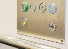 Un bărbat rămas blocat într-un lift din Germania, eliberat după patru zile. Autorităţile spun că a fost extrem de norocos să fie găsit în viaţă