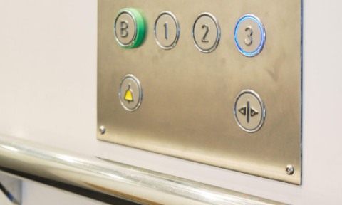 Un bărbat rămas blocat într-un lift din Germania, eliberat după patru zile. Autorităţile spun că a fost extrem de norocos să fie găsit în viaţă