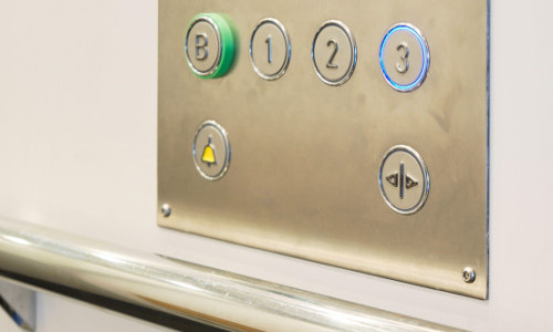 Un bărbat rămas blocat într-un lift din Germania, eliberat după patru zile. Autorităţile spun că a fost extrem de norocos să fie găsit în viaţă