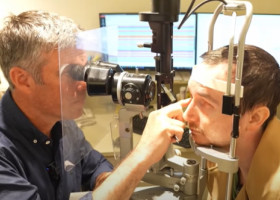 Operație ca într-un film SF. Un dinte i-a fost implantat în ochi și și-a recuperat vederea după 20 de ani de când a orbit