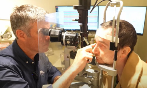 Operație ca într-un film SF. Un dinte i-a fost implantat în ochi și și-a recuperat vederea după 20 de ani de când a orbit