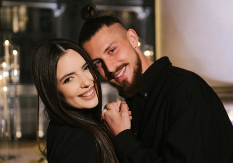 Radu Drăgușin și-a cerut iubita în căsătorie, într-un cadru spectaculos. Cine e partenera fundașului naționalei