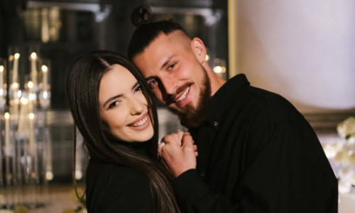 Radu Drăgușin și-a cerut iubita în căsătorie, într-un cadru spectaculos. Cine e partenera fundașului naționalei