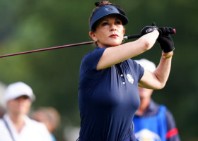 Catherine Zeta-Jones atrage toate privirile și pe terenul de golf. Cuceritoare și sigură pe ea. „Ești fantastică!”