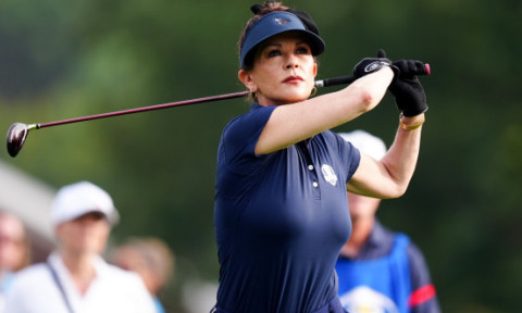 Catherine Zeta-Jones atrage toate privirile și pe terenul de golf. Cuceritoare și sigură pe ea. „Ești fantastică!”
