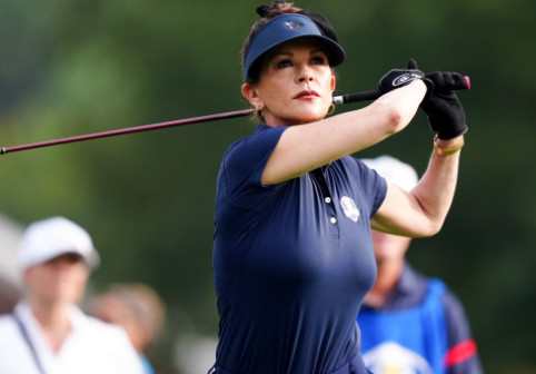 Catherine Zeta-Jones atrage toate privirile și pe terenul de golf. Cuceritoare și sigură pe ea. „Ești fantastică!”