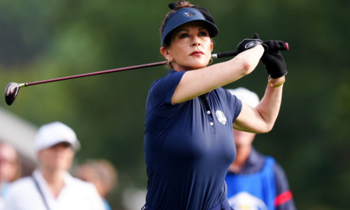 Catherine Zeta-Jones atrage toate privirile și pe terenul de golf. Cuceritoare și sigură pe ea. „Ești fantastică!”
