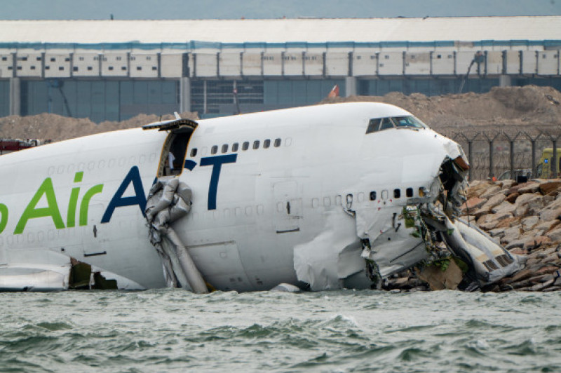 Un avion din Hong Kong a lovit un vehicul la aterizare/ Profimedia