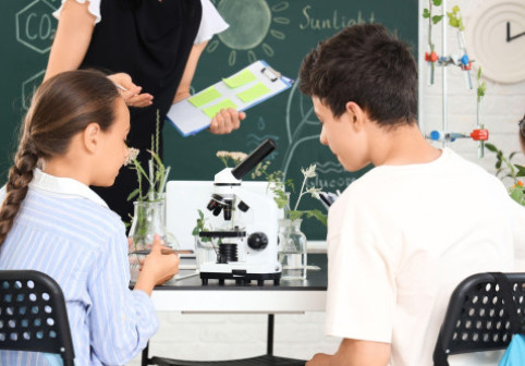 O profesoară de biologie din Iași, descoperită de elevi pe site-uri pentru adulți. Imaginile au stârnit controverse: „Cum să-mi mai trimit copiii la școală?”