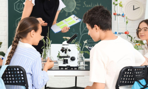 O profesoară de biologie din Iași, descoperită de elevi pe site-uri pentru adulți. Imaginile au stârnit controverse: „Cum să-mi mai trimit copiii la școală?”