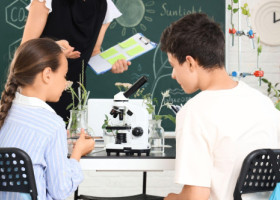 O profesoară de biologie din Iași, descoperită de elevi pe site-uri pentru adulți. Imaginile au stârnit controverse: „Cum să-mi mai trimit copiii la școală?”