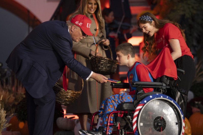 Trump a transformat Casa Albă într-un carnaval de Halloween/ Profimedia