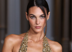 Iubita lui Leonardo DiCaprio, într-o rochie decoltată până la abdomen. Vittoria Ceretti, strălucitoare la propriu și la figurat în auriu
