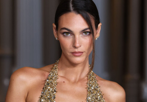 Iubita lui Leonardo DiCaprio, într-o rochie decoltată până la abdomen. Vittoria Ceretti, strălucitoare la propriu și la figurat în auriu