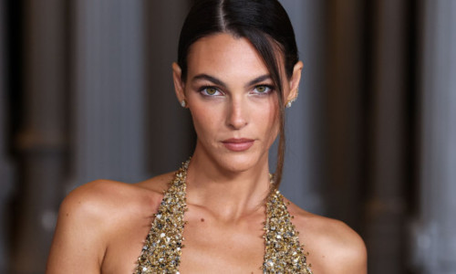 Iubita lui Leonardo DiCaprio, într-o rochie decoltată până la abdomen. Vittoria Ceretti, strălucitoare la propriu și la figurat în auriu