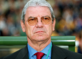 VIDEO Moment special realizat de suporterii Stelei, la înmormântarea lui Emeric Ienei. O bucată din gazonul din Ghencea, pusă în mormânt