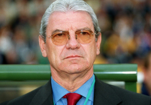 VIDEO Moment special realizat de suporterii Stelei, la înmormântarea lui Emeric Ienei. O bucată din gazonul din Ghencea, pusă în mormânt