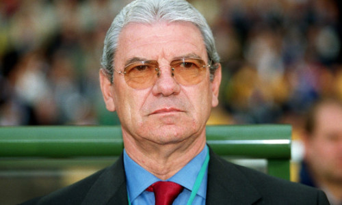 VIDEO Moment special realizat de suporterii Stelei, la înmormântarea lui Emeric Ienei. O bucată din gazonul din Ghencea, pusă în mormânt