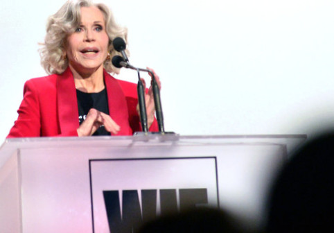 Jane Fonda, șic și cool la 87 de ani, în costum roșu și tricou cu mesaj. A elogiat-o pe colega ei, Jamie Lee Curtis