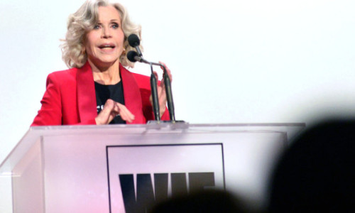 Jane Fonda, șic și cool la 87 de ani, în costum roșu și tricou cu mesaj. A elogiat-o pe colega ei, Jamie Lee Curtis