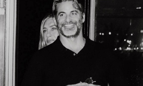 Adevărul despre relația dintre Jennifer Aniston și Jim Curtis: „Este foarte entuziasmată, se simte în siguranță lângă el”