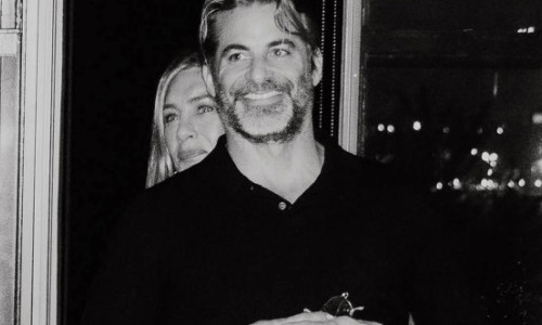 Adevărul despre relația dintre Jennifer Aniston și Jim Curtis: „Este foarte entuziasmată, se simte în siguranță lângă el”