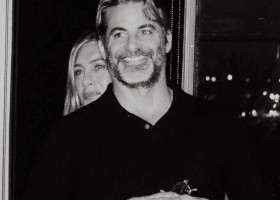 Adevărul despre relația dintre Jennifer Aniston și Jim Curtis: „Este foarte entuziasmată, se simte în siguranță lângă el”
