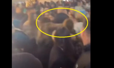 Două femei s-au luat la bătaie la Târgul de Crăciun din Craiova. Imaginile sunt virale: „Doar e la Craiova….face parte din spectacol!”
