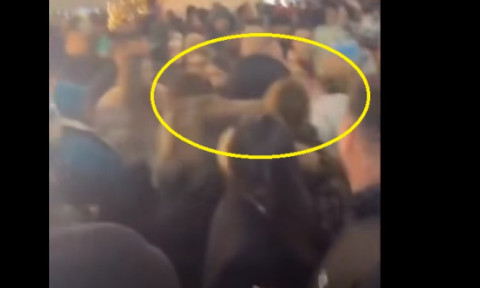 Două femei s-au luat la bătaie la Târgul de Crăciun din Craiova. Imaginile sunt virale: „Doar e la Craiova….face parte din spectacol!”