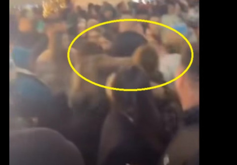 Două femei s-au luat la bătaie la Târgul de Crăciun din Craiova. Imaginile sunt virale: „Doar e la Craiova….face parte din spectacol!”