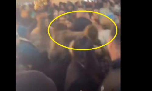 Două femei s-au luat la bătaie la Târgul de Crăciun din Craiova. Imaginile sunt virale: „Doar e la Craiova….face parte din spectacol!”