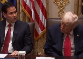 Donald Trump pare să lupte cu somnul în timpul unei ședințe televizate a Cabinetului, în timp ce secretarii de stat îi adresează laude