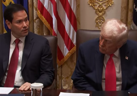 Donald Trump pare să lupte cu somnul în timpul unei ședințe televizate a Cabinetului, în timp ce secretarii de stat îi adresează laude