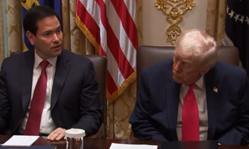 Donald Trump pare să lupte cu somnul în timpul unei ședințe televizate a Cabinetului, în timp ce secretarii de stat îi adresează laude