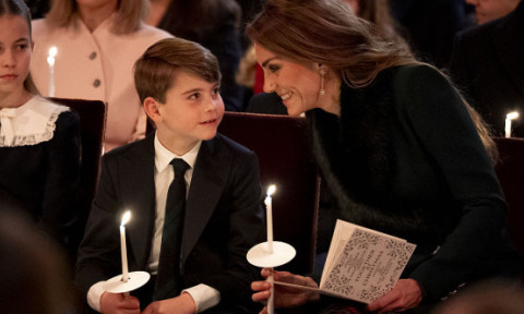 Magie la Westminster. Copiii lui Kate și William, trei mici staruri regale, apariție adorabilă și asortată la concertul de Crăciun