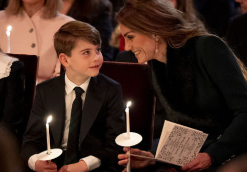 Magie la Westminster. Copiii lui Kate și William, trei mici staruri regale, apariție adorabilă și asortată la concertul de Crăciun