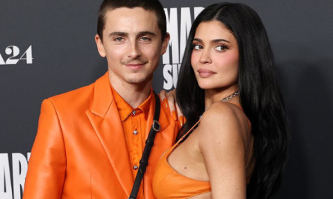 Kylie Jenner și Timothee Chalamet, perfect asortați în portocaliu aprins. Rochia ei mulată a avut și decupaje, și spatele gol