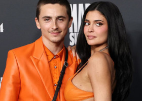 Kylie Jenner și Timothee Chalamet, perfect asortați în portocaliu aprins. Rochia ei mulată a avut și decupaje, și spatele gol