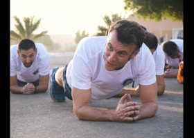 Emmanuel Macron, sesiune de sport cu flotări și abdomene, alături de militarii francezi din Abu Dhabi. În weekend a împlinit 48 de ani