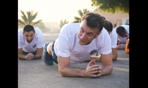 Emmanuel Macron, sesiune de sport cu flotări și abdomene, alături de militarii francezi din Abu Dhabi. În weekend a împlinit 48 de ani