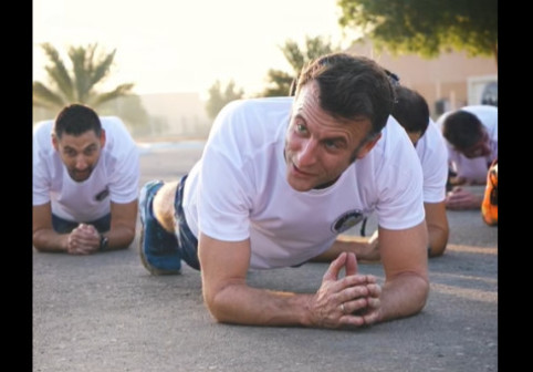 Emmanuel Macron, sesiune de sport cu flotări și abdomene, alături de militarii francezi din Abu Dhabi. În weekend a împlinit 48 de ani