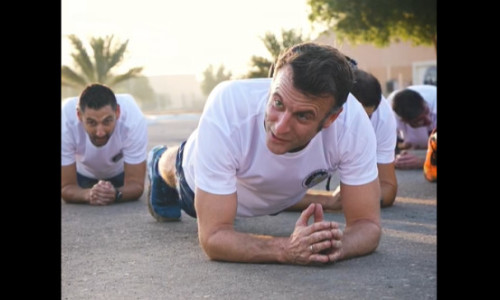 Emmanuel Macron, sesiune de sport cu flotări și abdomene, alături de militarii francezi din Abu Dhabi. În weekend a împlinit 48 de ani