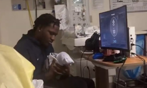 Un bărbat a ales să se joace pe calculator, chiar în sala de nașteri, în timp ce i se năștea copilul: „Cel mai diabolic lucru văzut vreodată”