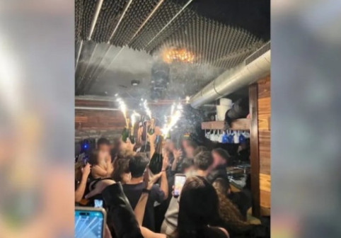 VIDEO Momentul declanșării incendiului din clubul din Elveția. Tavanul ar fi luat foc după ce o chelneriță a ridicat o sticlă de șampanie cu artificii