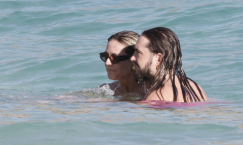 Heidi Klum, pozată de paparazzi la plajă. În costum de baie, de mână cu soțul tinerel. Pare că nu au nicio grijă pe lume