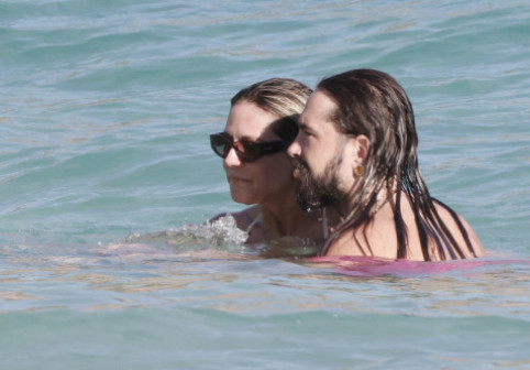 Heidi Klum, pozată de paparazzi la plajă. În costum de baie, de mână cu soțul tinerel. Pare că nu au nicio grijă pe lume