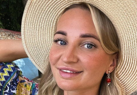 A vrut să înceapă 2026 mai frumoasă, dar și-a lăsat fiica orfană. O influenceriță de 38 de ani a murit după o operație estetică în Moscova