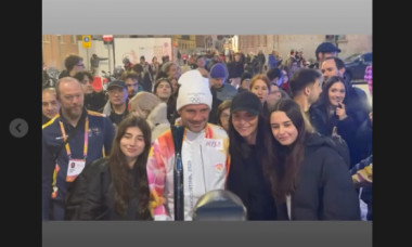 Chivu, admirat și felicitat de fiice și de soție, când l-au văzut cu flacăra olimpică în Milano. Îmbrățișări calde de la Natalia, Anastasia și Adelina