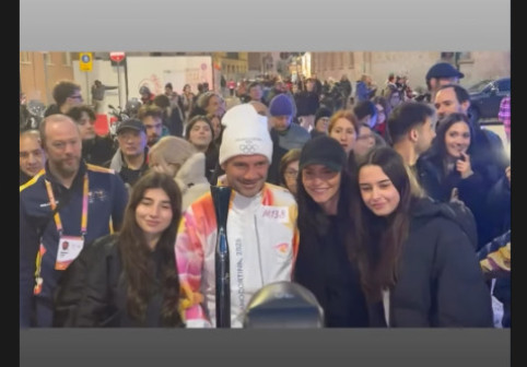 Chivu, admirat și felicitat de fiice și de soție, când l-au văzut cu flacăra olimpică în Milano. Îmbrățișări calde de la Natalia, Anastasia și Adelina
